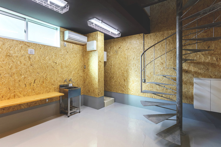 ライダー向け物件って知ってる 一階はガレージ 二階は居住スペース ルームシェアもできちゃう夢の城がアツい Bike Life Lab バイク王