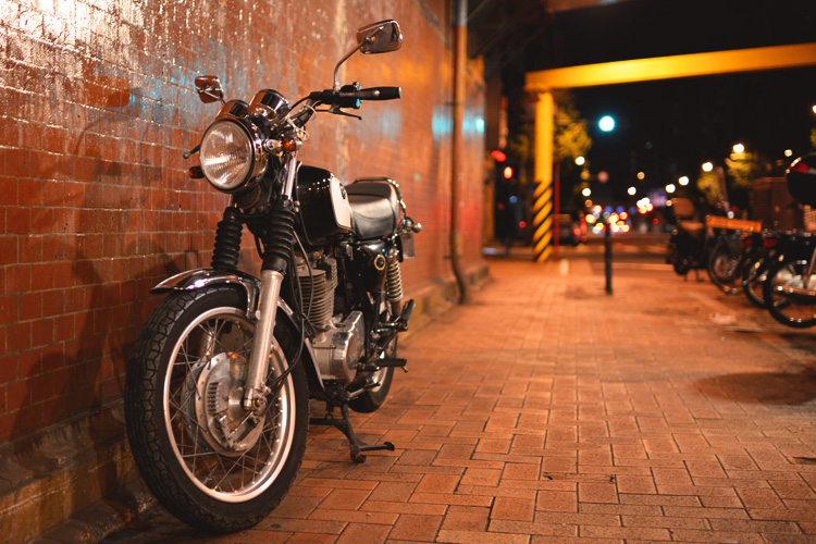 高架下編 深夜の街はバイクを輝かせる 愛車夜撮するときのコツとは Bike Life Lab バイク王