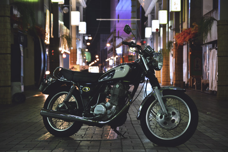 商店街編 深夜の街はバイクを輝かせる 愛車夜撮するときのコツとは Bike Life Lab バイク王