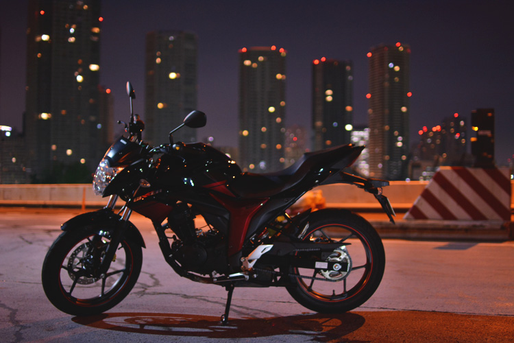都会夜景編 深夜の街はバイクを輝かせる 愛車夜撮するときのコツとは Bike Life Lab バイク王