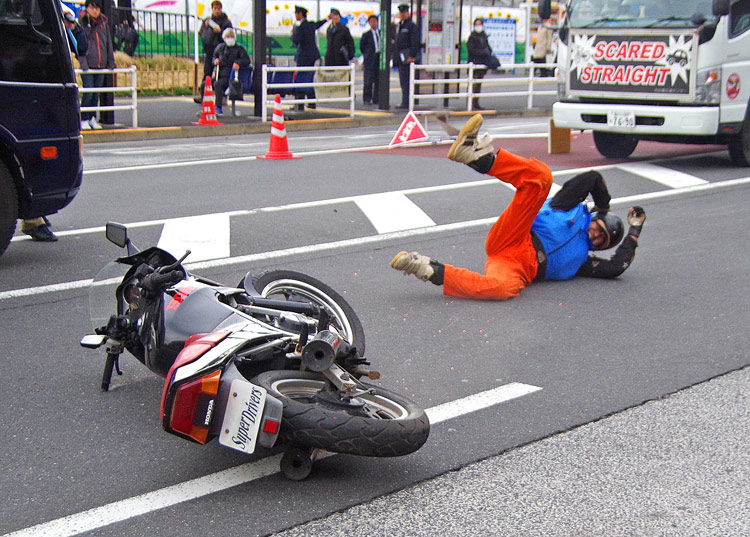 バイクで転倒 その原因と防止策を考えよう Bike Life Lab バイク王