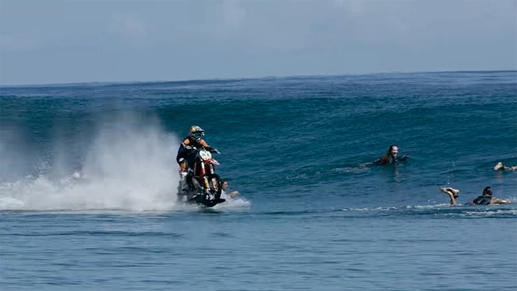 夏到来 バイクでサーフィン 海の上を爆走するバイクが前代未聞すぎる Bike Life Lab バイク王