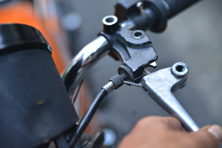 簡単】折れたレバーの交換方法！いざという時に助かる、覚えておきたい簡単整備 | Bike Life Lab｜バイク王