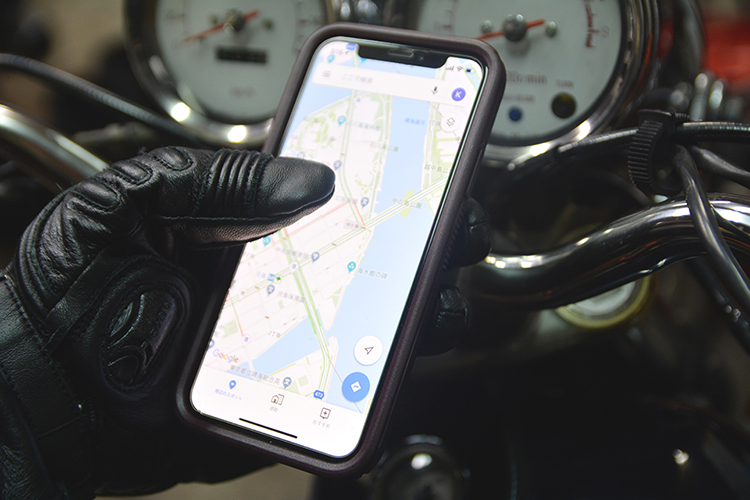 スマホホルダーは扱い注意 罰則強化された ながら運転 はバイクも注意 警察官に聞いた違反の線引き Bike Life Lab バイク王