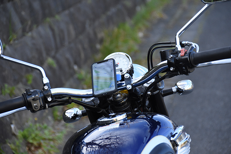 スマホホルダーは扱い注意 罰則強化された ながら運転 はバイクも注意 警察官に聞いた違反の線引き Bike Life Lab バイク王