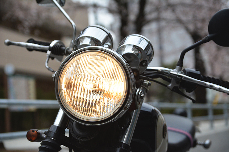 ヘッドライトは種類によって光り方が違う！バイクで使えるライト一挙 ...