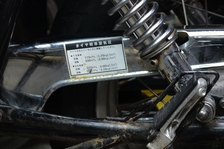 バイクのタイヤは空気圧も重要 メーカーに聞いた正しい空気圧のイロハ 調べ方 空気チェック 入れ方 Bike Life Lab バイク王