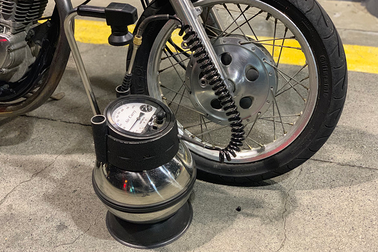 バイクのタイヤは空気圧も重要 メーカーに聞いた正しい空気圧のイロハ 調べ方 空気チェック 入れ方 Bike Life Lab バイク王