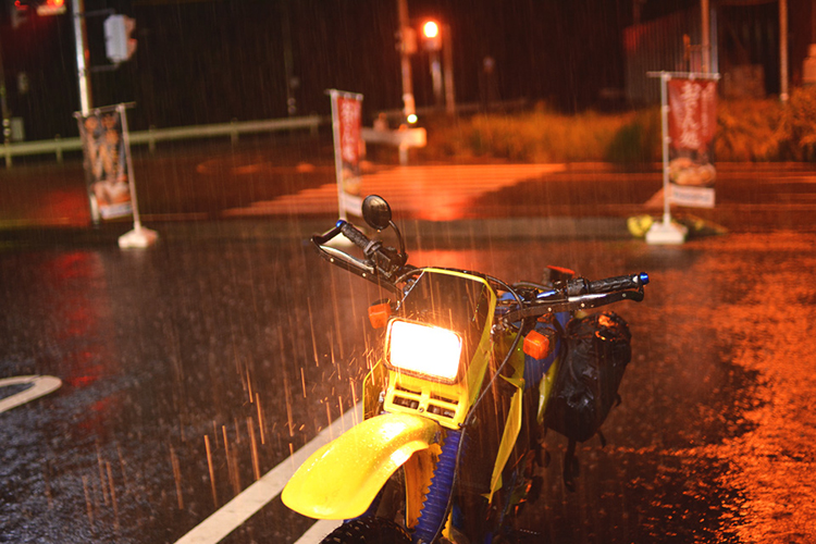 雨の日バイクに乗る時気をつけるポイントはココ 梅雨のバイク通勤通学は要注意 Bike Life Lab バイク王