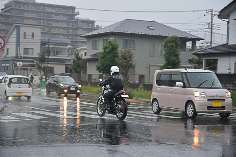 雨の日バイクに乗る時気をつけるポイントはココ 梅雨のバイク通勤通学は要注意 Bike Life Lab バイク王