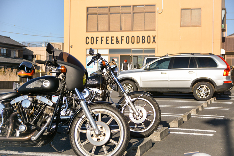 海沿い流すならココ フレーバーズカフェはバイクで立ち寄りたい 絶品ハンバーガーとスイーツドリンクが味わえるカフェ Bike Life Lab バイク 王