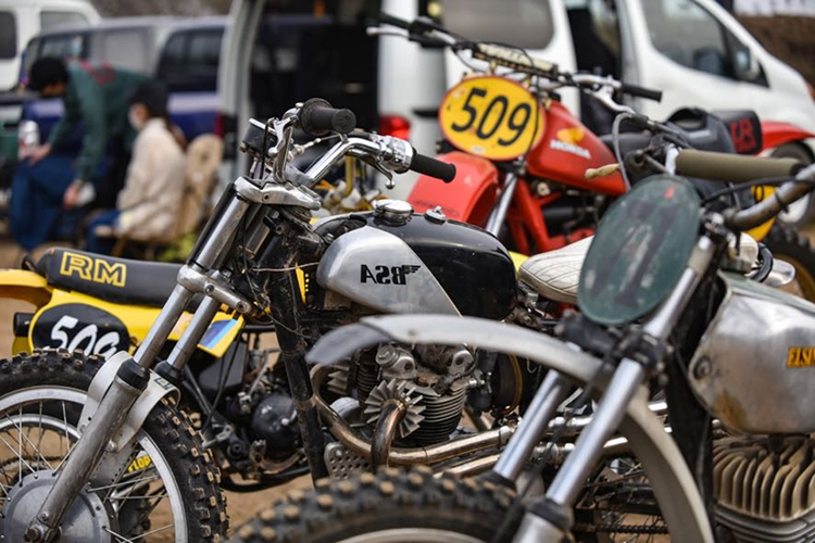 カブと旧車でモトクロス X Over Vmxに参戦してみた 今がアツいビンテージモトクロスはバイクもファッションも見どころたっぷり Bike Life Lab バイク王