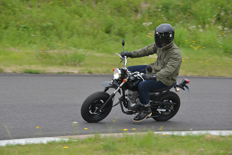 Honda エイプ50はマニュアル操作が楽しめるミニネイキッド Bike Life Lab バイク王