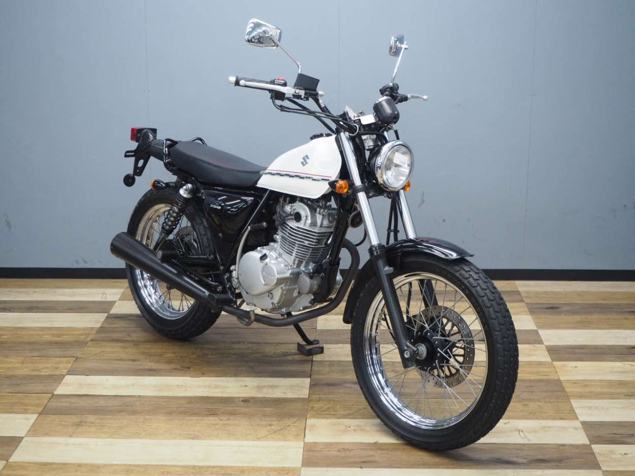 SUZUKI グラストラッカー -トラッカーブームへのスズキの回答- | Bike