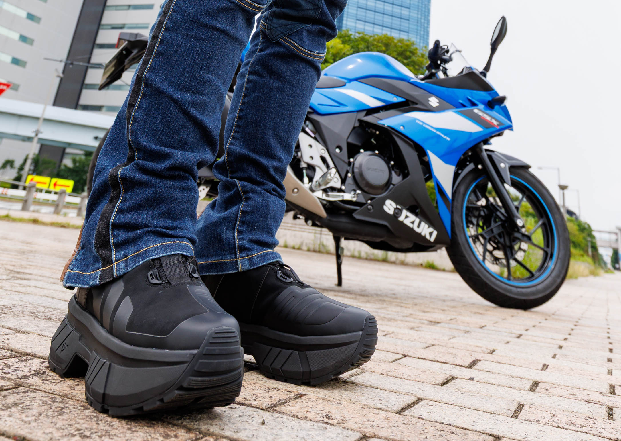 足つきに悩む全ライダー超必見！ デイトナの「超厚底ライディング