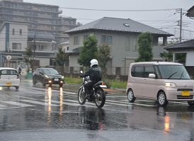 雨の日バイクに乗る時気をつけるポイントはココ！梅雨のバイク通勤通学は要注意！