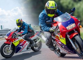 大人気の絶版2ストマシンのパワーを体感！ まるで現代バイクのように「NSR250R」を楽しめる⁉ 【バイク王プレミアムレンタルバイクツーリング：NSR250R SE編】