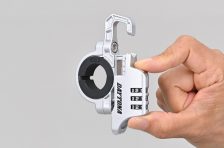 【DAYTONA】せまいスキマに取り付けできるヘルメットロック『スレンダーヘルメットロック』が発売。