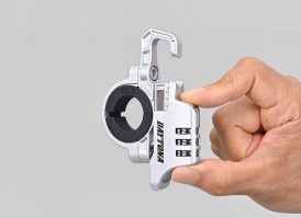 【DAYTONA】せまいスキマに取り付けできるヘルメットロック『スレンダーヘルメットロック』が発売。