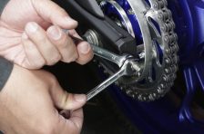 弱すぎも強すぎもダメ!!　走りと安全性を左右するバイクのドライブチェーンの張り調整