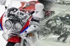 雨の日は机の上でバイクを楽しめ！ 模型初心者が「FZR-750（OW-01）」のプラモデルに挑戦してみた！