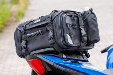 スポーツモデルでもシートバッグをガッチリ装着! タナックスの「ライザーベース」でバイクの積載性能アップ! スポーツモデルでもシートバッグをガッチリ装着! タナックスの「ライザーベース」でバイクの積載性能アップ!