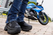 足つきに悩む全ライダー超必見！ デイトナの「超厚底ライディングシューズ」でバイクの選択肢がグーンと広がる！