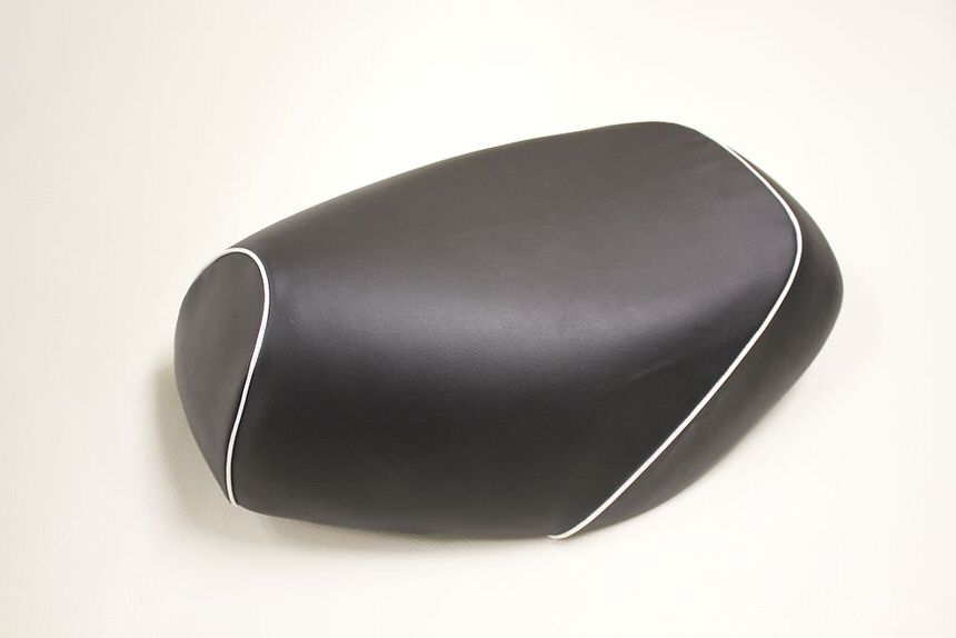 張替タイプ 国産シートカバー 黒カバー・白パイピング GRONDEMENT（グロンドマン） レッツ（Let's）CA1KA（給油口タンク中仕様）