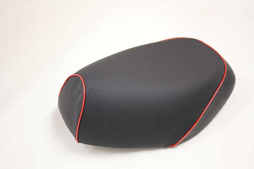 張替タイプ 国産シートカバー エンボス（黒）/赤パイピング GRONDEMENT（グロンドマン） シグナスX（CYGNUS-X）SE44J（1MS）