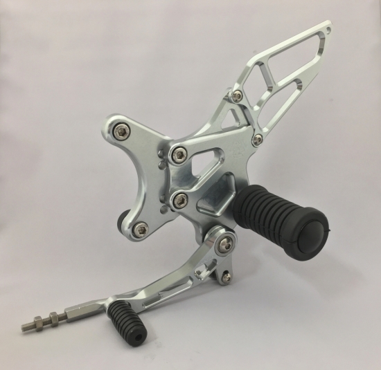 K-FACTORY(ケイファクトリー) ライディングステップ ゴムステップバー仕様 メタリックシルバー